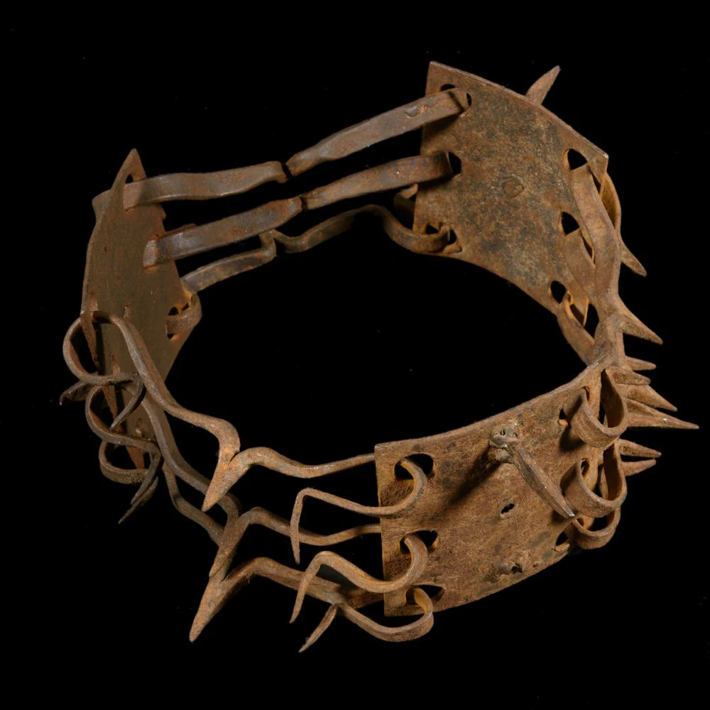 RARE COLLIER ANTI-MORSURES HÉRISSÉ DE POINTES, XVIIIᵉ SIÈCLE